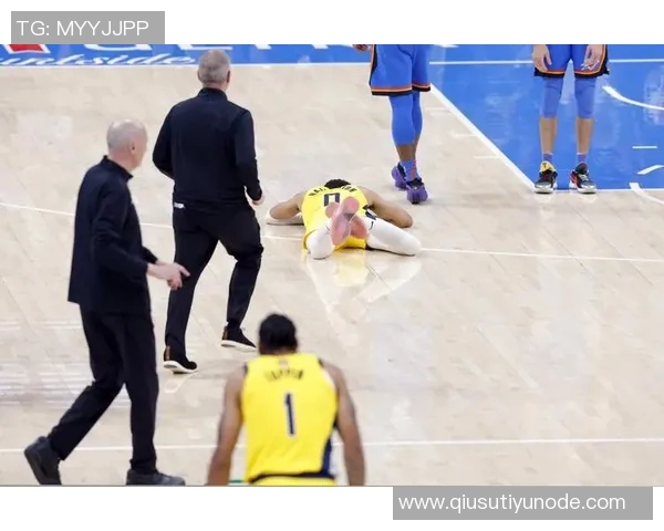 浓眉因双侧跟腱劳损在场边沉思队友们纷纷表现出担忧神情 浓眉因双侧跟腱劳损在场边沉思队友们纷纷表现出担忧神情